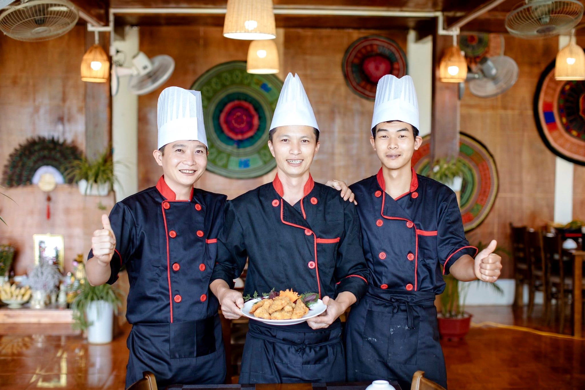 Những đầu bếp chuyên nghiệp đầy tâm huyết của Nhà hàng Hoa Mộc Châu